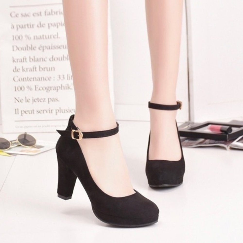 Black Retro Pumps